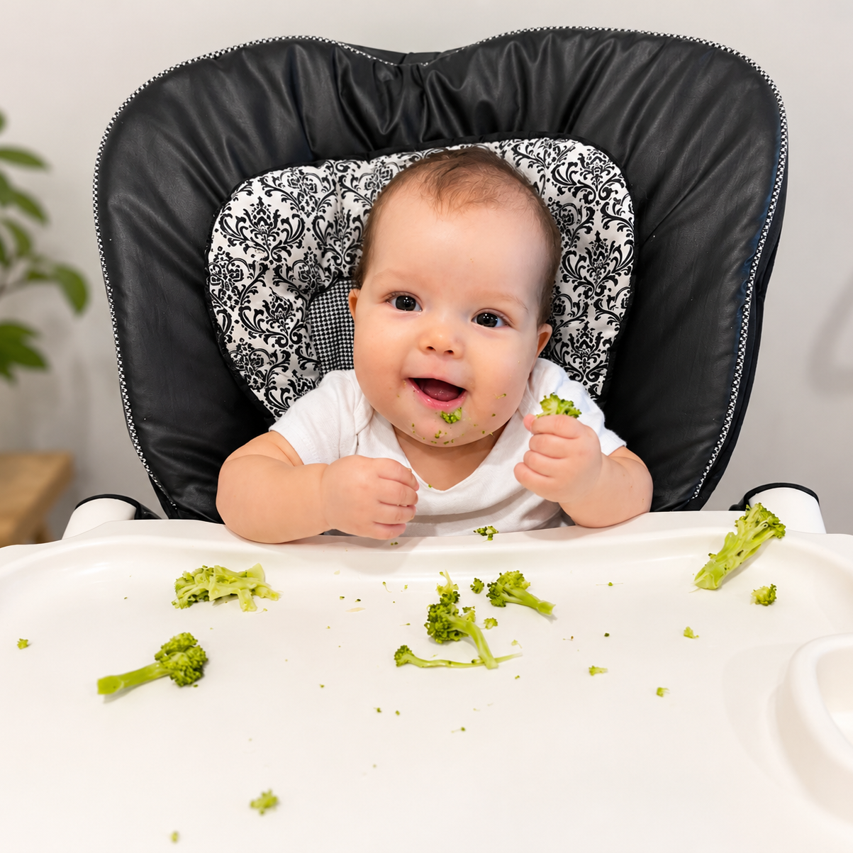 Bebé explorando brócoli en método BLW - curso Domina el Inicio de la Alimentación Complementaria