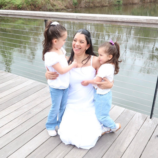 Amgie Gutierrez, IBCLC, sonriendo junto a sus dos hijas - consulta de destete respetuoso