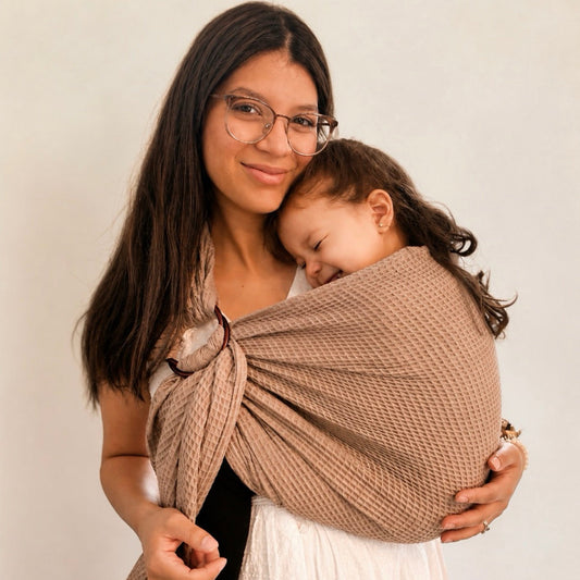 Amgie Gutierrez, IBCLC, cargando a su hija en ring sling Harmony Sling - Consulta de Porteo desde Cero